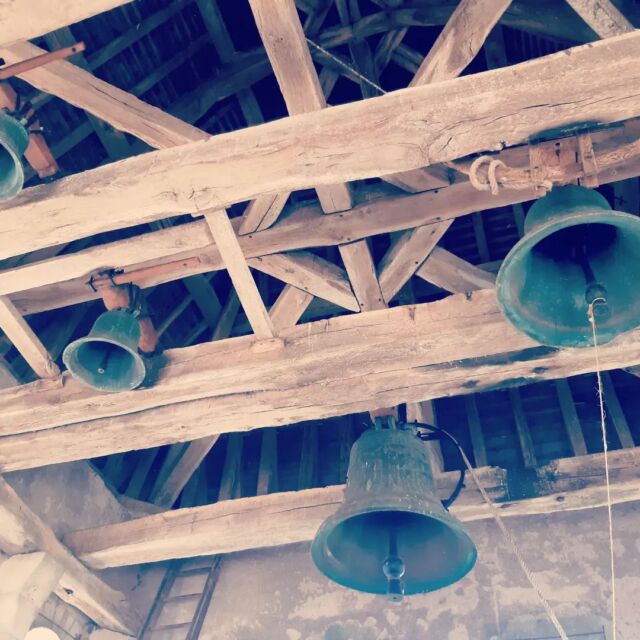 Sous la superbe charpente du clocher de l'église Saint-Blaise de la Celle trônent la Sylvaine, la Gasparde, la Marie-Françoise et la Joséphine-Marie, les quatre cloches du village. 

#cloche 
#charpente 
#egliseromane 
#berryroman 
#patrimoine 
#coeurdefrance
#destinationsudberry 
#departementducher 
#berryprovince 
#centrevaldeloire 
#enrouelibre
